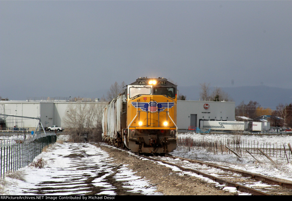 UP SD70M #4367 leads the northbound Cache Valley Local (LCG-41C) shoving some cars into Presto Products after crossing Utah Route 61 in Lewiston, Utah April 13, 2022